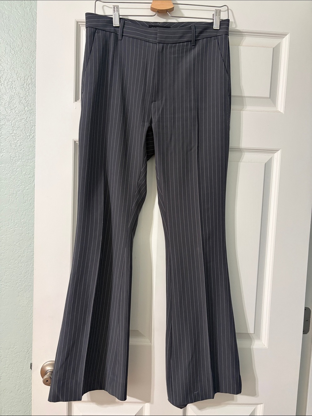 Women’s Banana Republic Pinstripe Dress Pants - Gray size 4 P